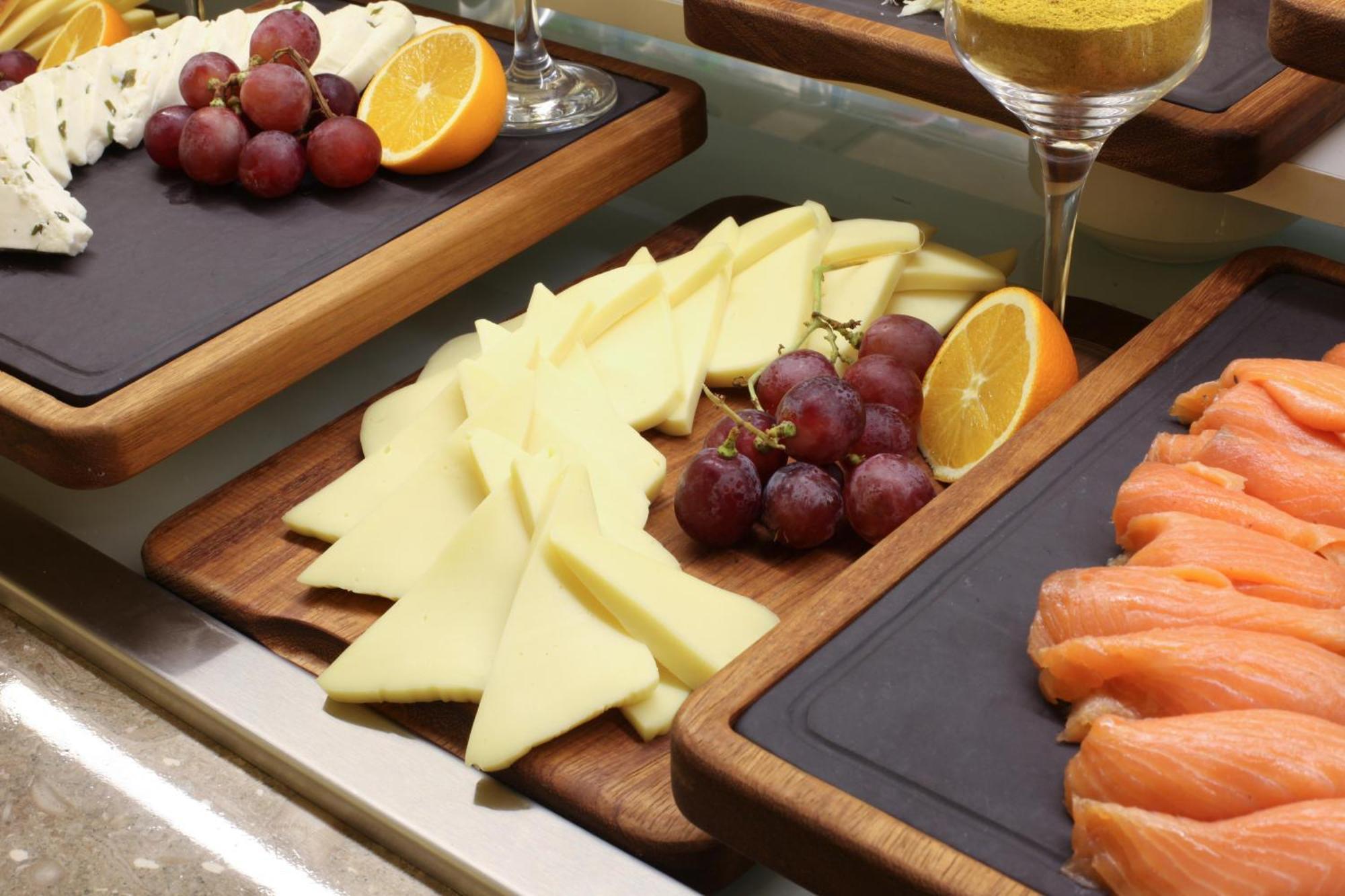 איסטמבול Bentley Hotel Bosphorus - Special Class מראה חיצוני תמונה A cheese platter