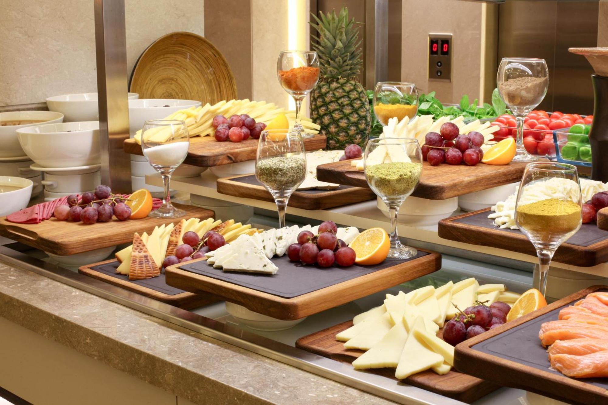 איסטמבול Bentley Hotel Bosphorus - Special Class מראה חיצוני תמונה A cheese platter