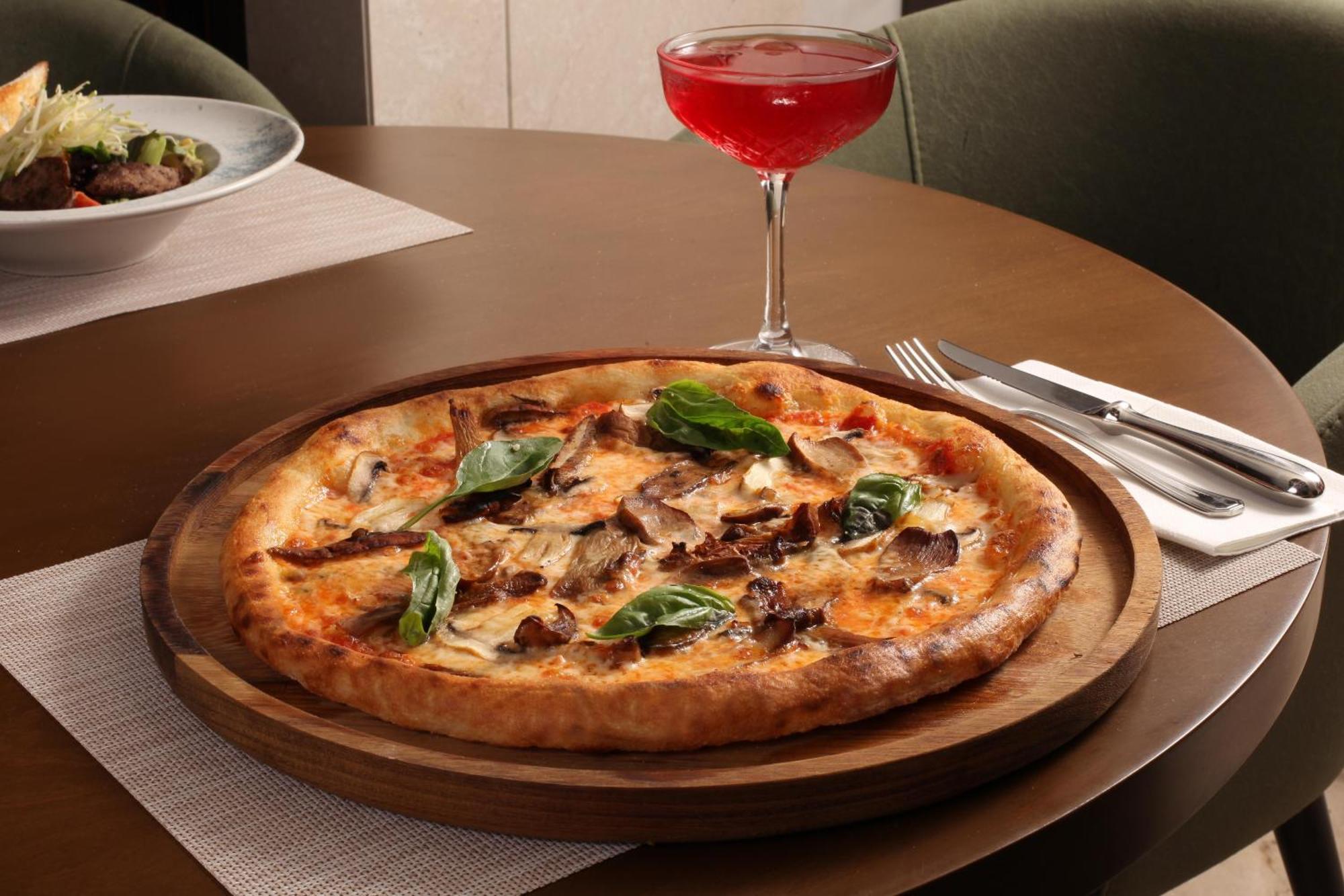 איסטמבול Bentley Hotel Bosphorus - Special Class מראה חיצוני תמונה Pizza with wine