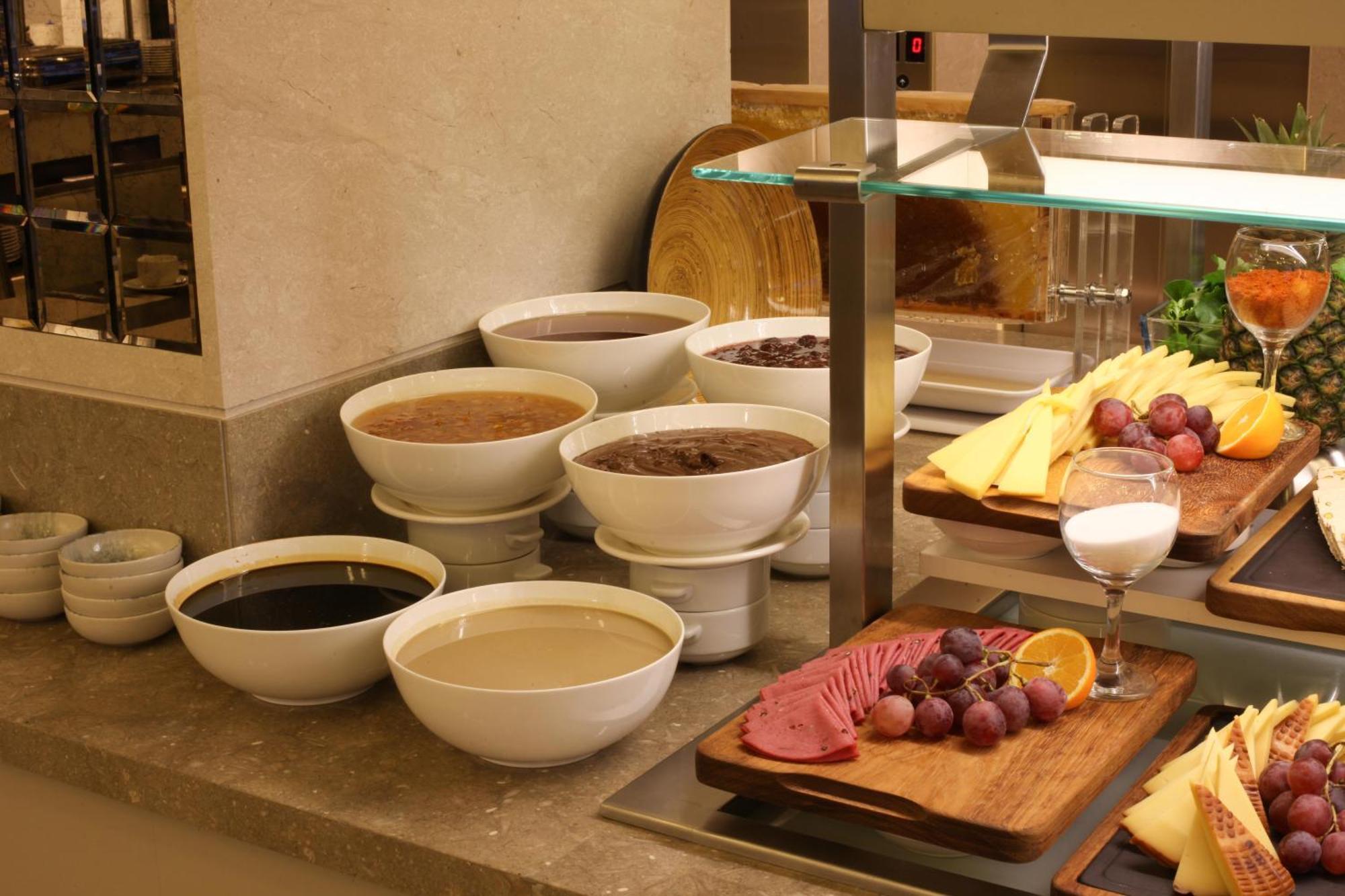 איסטמבול Bentley Hotel Bosphorus - Special Class מראה חיצוני תמונה A selection of various jams and honey