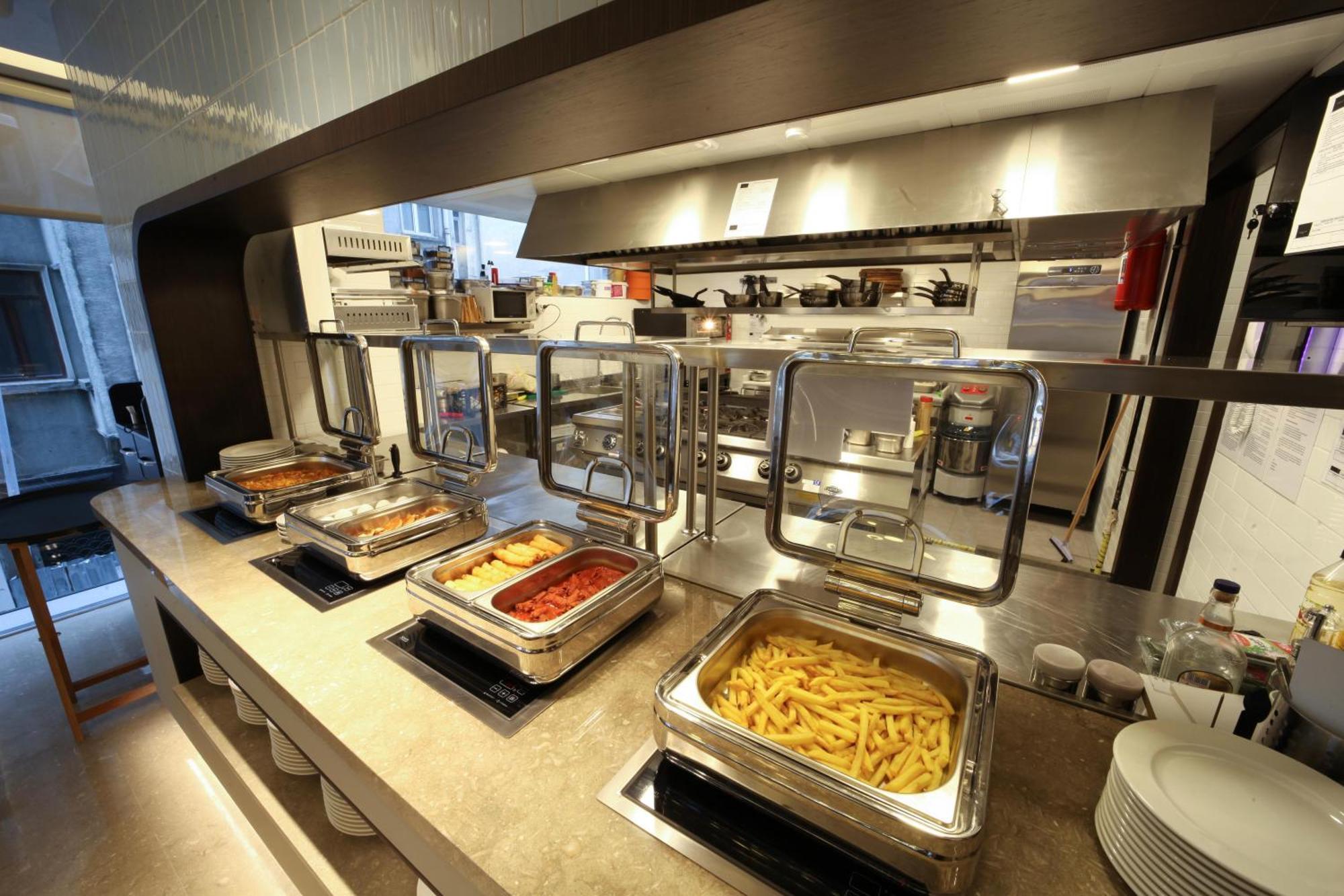 איסטמבול Bentley Hotel Bosphorus - Special Class מראה חיצוני תמונה A buffet at a restaurant