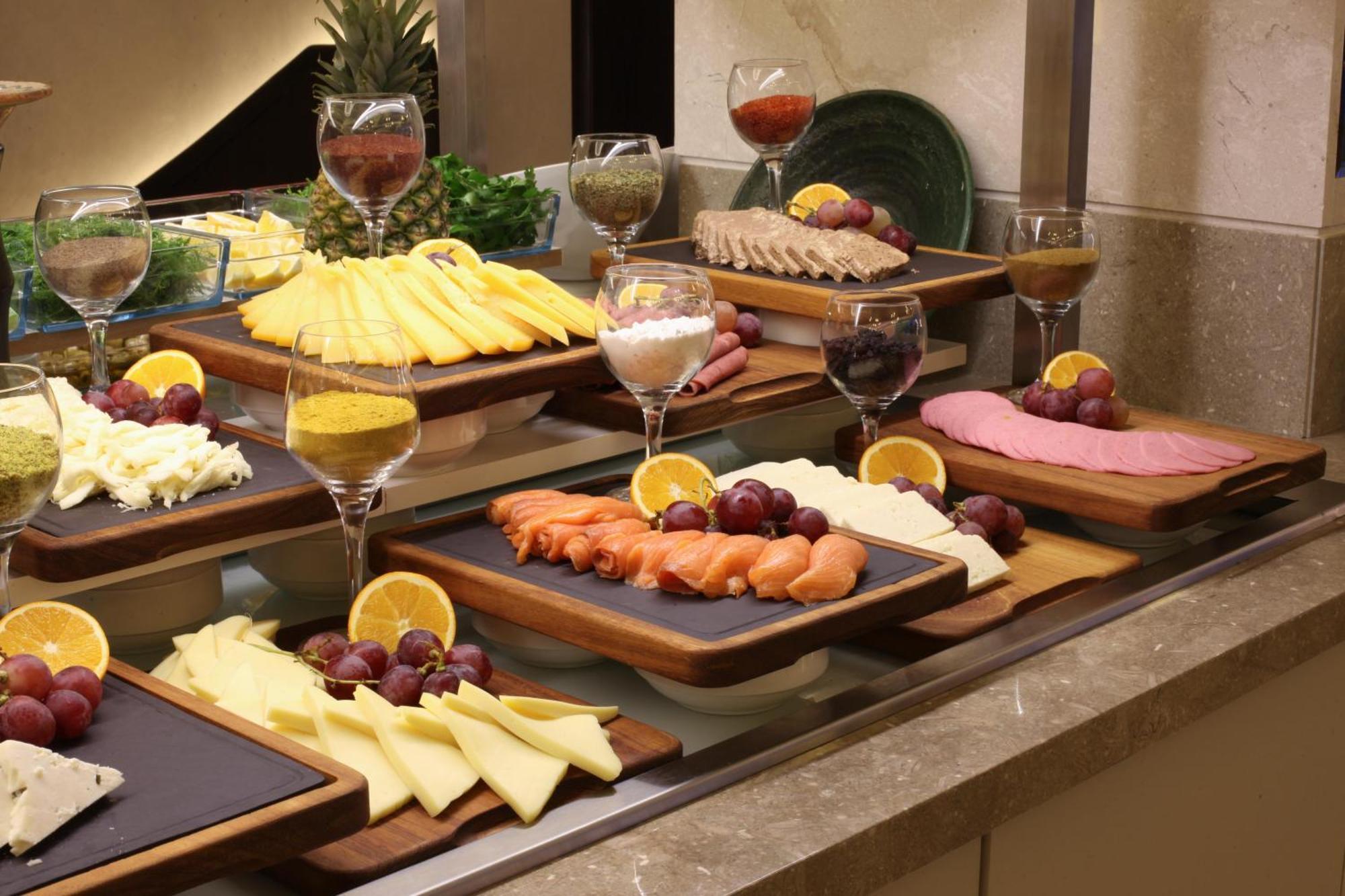 איסטמבול Bentley Hotel Bosphorus - Special Class מראה חיצוני תמונה A cheese platter