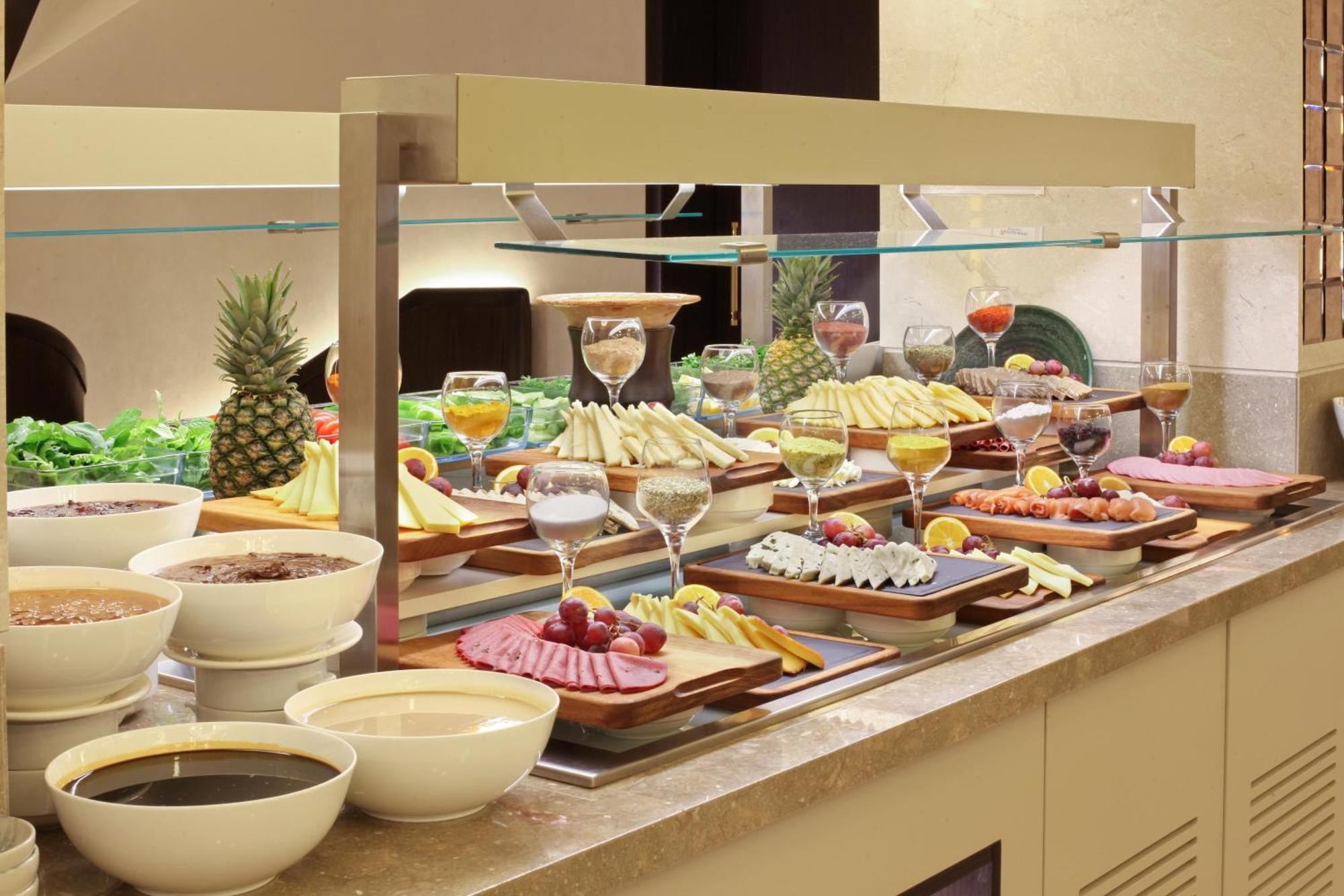 איסטמבול Bentley Hotel Bosphorus - Special Class מראה חיצוני תמונה A buffet at a hotel