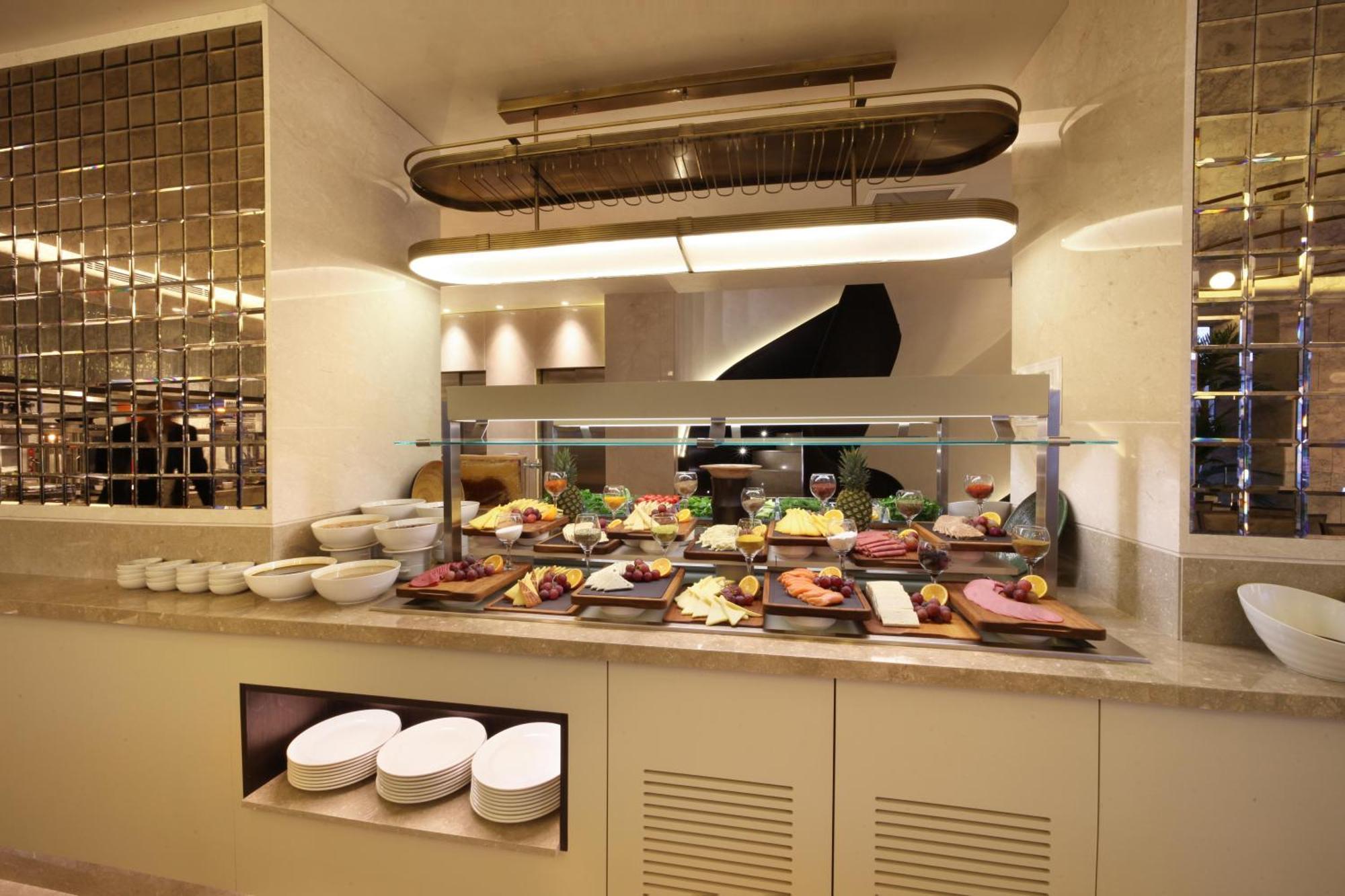 איסטמבול Bentley Hotel Bosphorus - Special Class מראה חיצוני תמונה A buffet at a hotel