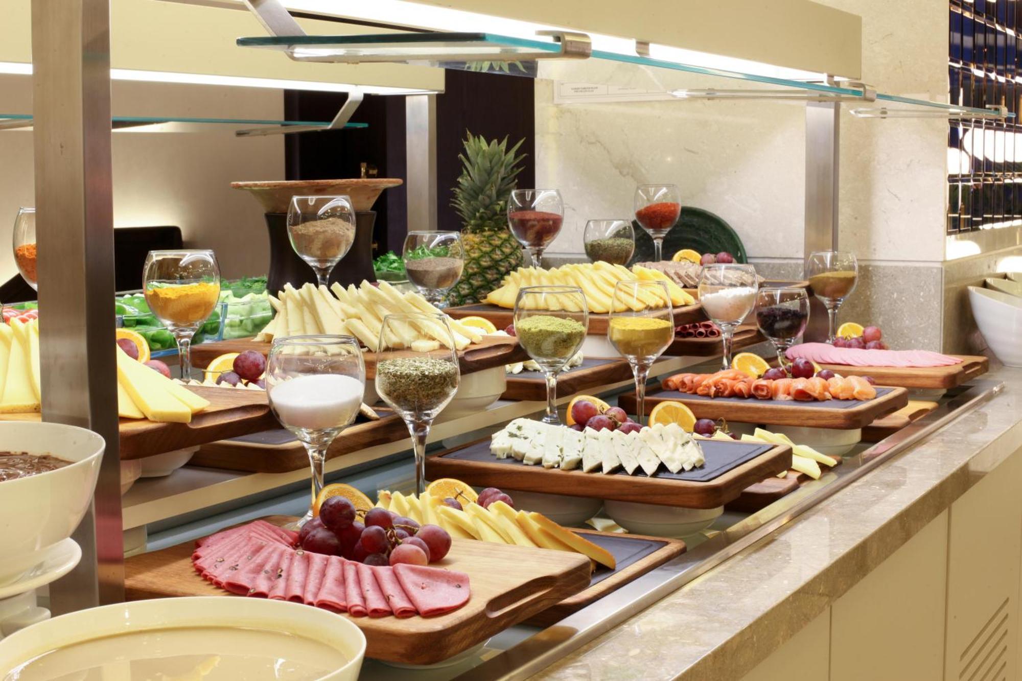 איסטמבול Bentley Hotel Bosphorus - Special Class מראה חיצוני תמונה A buffet at a hotel