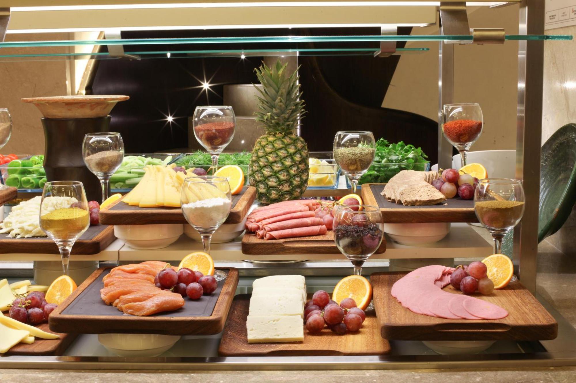 איסטמבול Bentley Hotel Bosphorus - Special Class מראה חיצוני תמונה A buffet