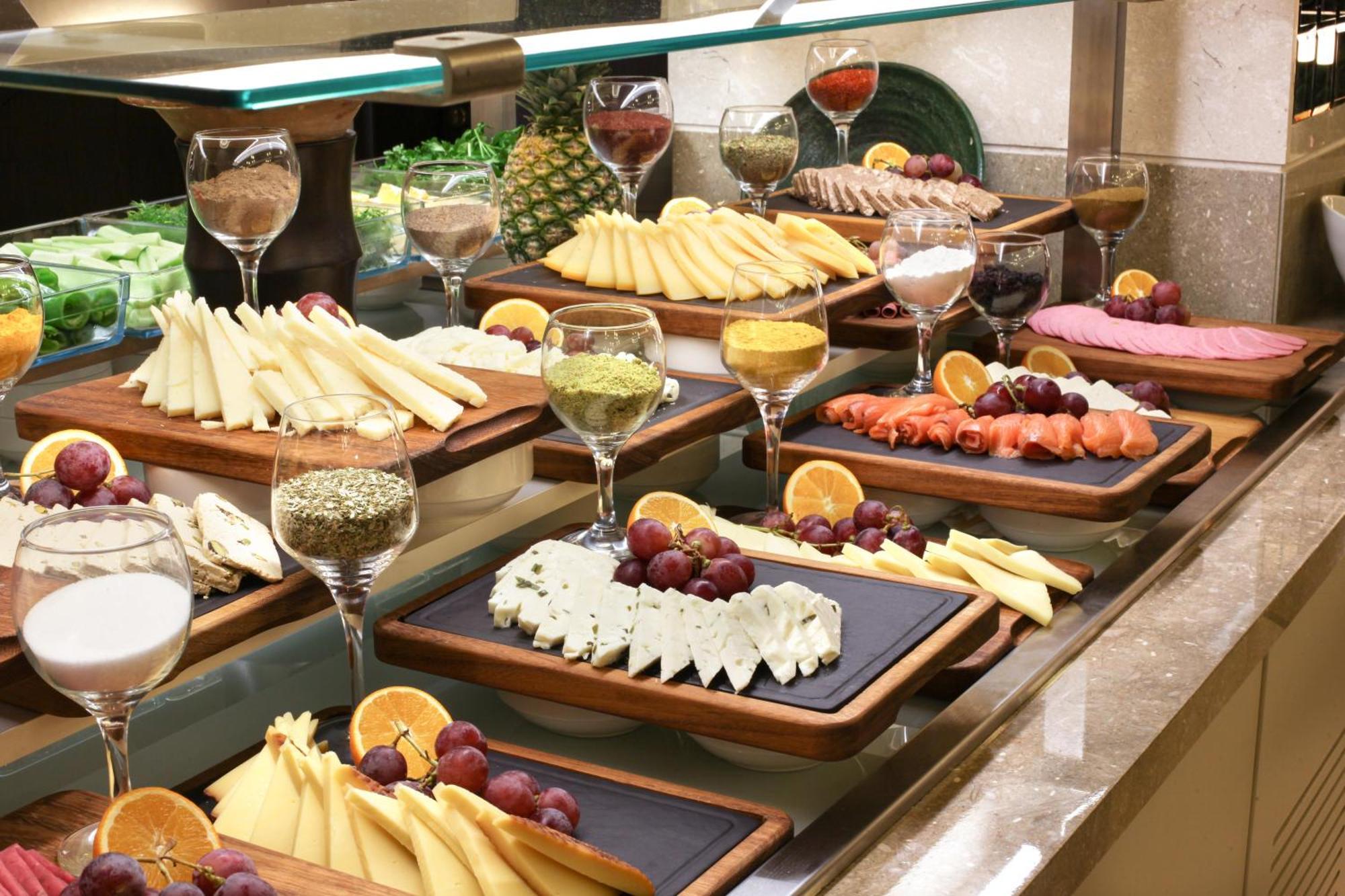 איסטמבול Bentley Hotel Bosphorus - Special Class מראה חיצוני תמונה A cheese platter