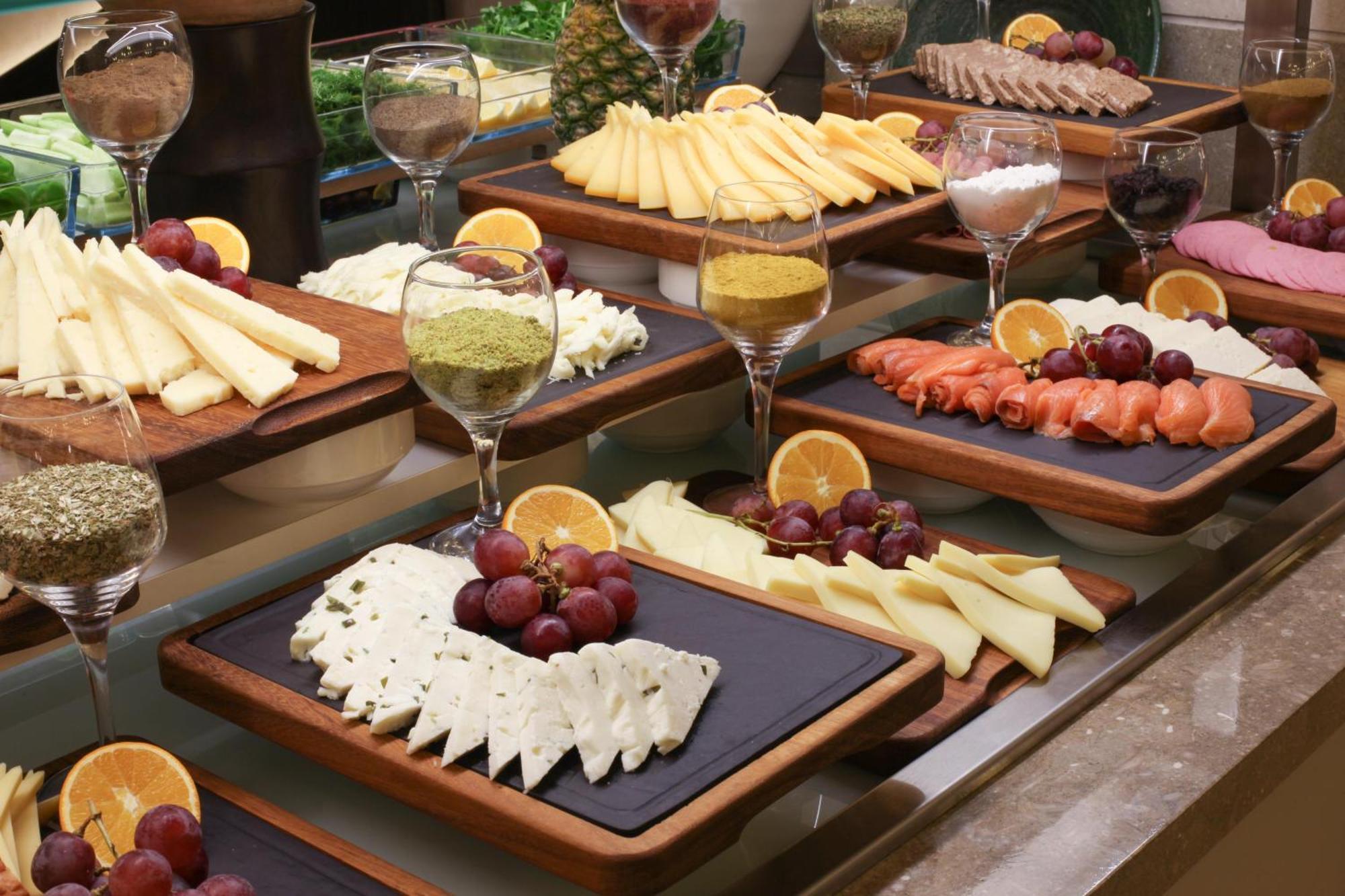 איסטמבול Bentley Hotel Bosphorus - Special Class מראה חיצוני תמונה A cheese platter