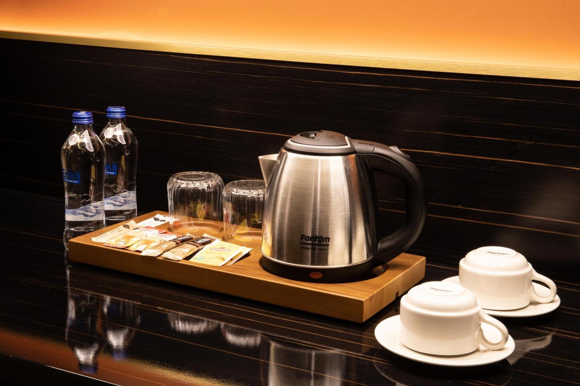 איסטמבול Bentley Hotel Bosphorus - Special Class מראה חיצוני תמונה A kettle in a hotel room