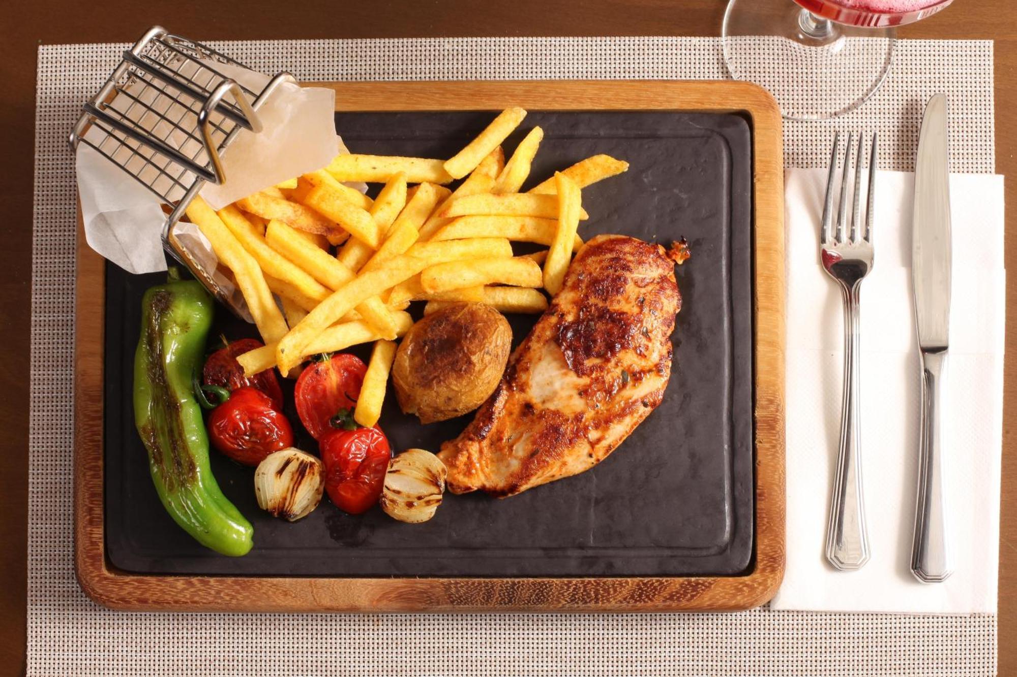 איסטמבול Bentley Hotel Bosphorus - Special Class מראה חיצוני תמונה A steak with chips and vegetables