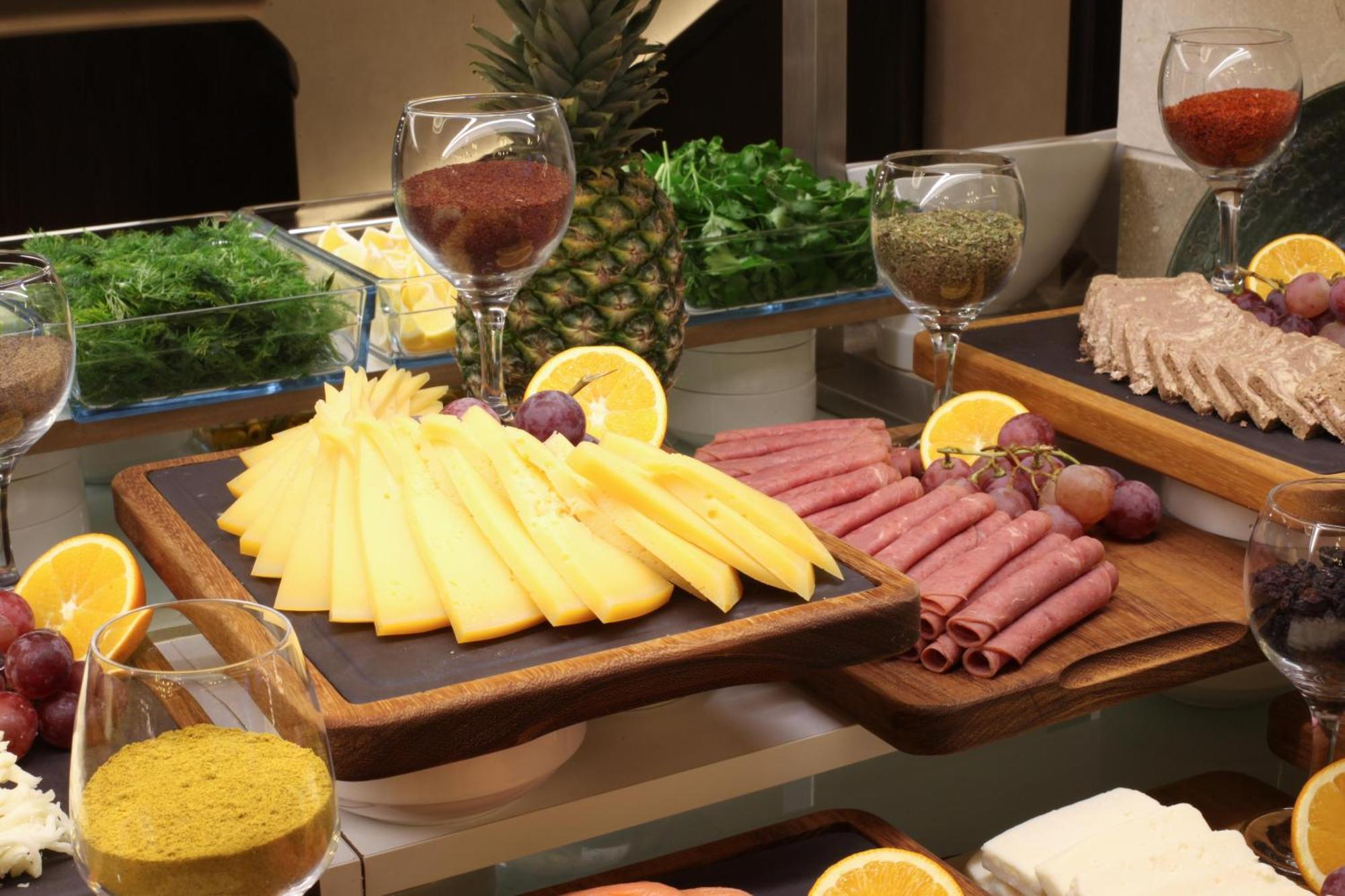 איסטמבול Bentley Hotel Bosphorus - Special Class מראה חיצוני תמונה A buffet at a hotel