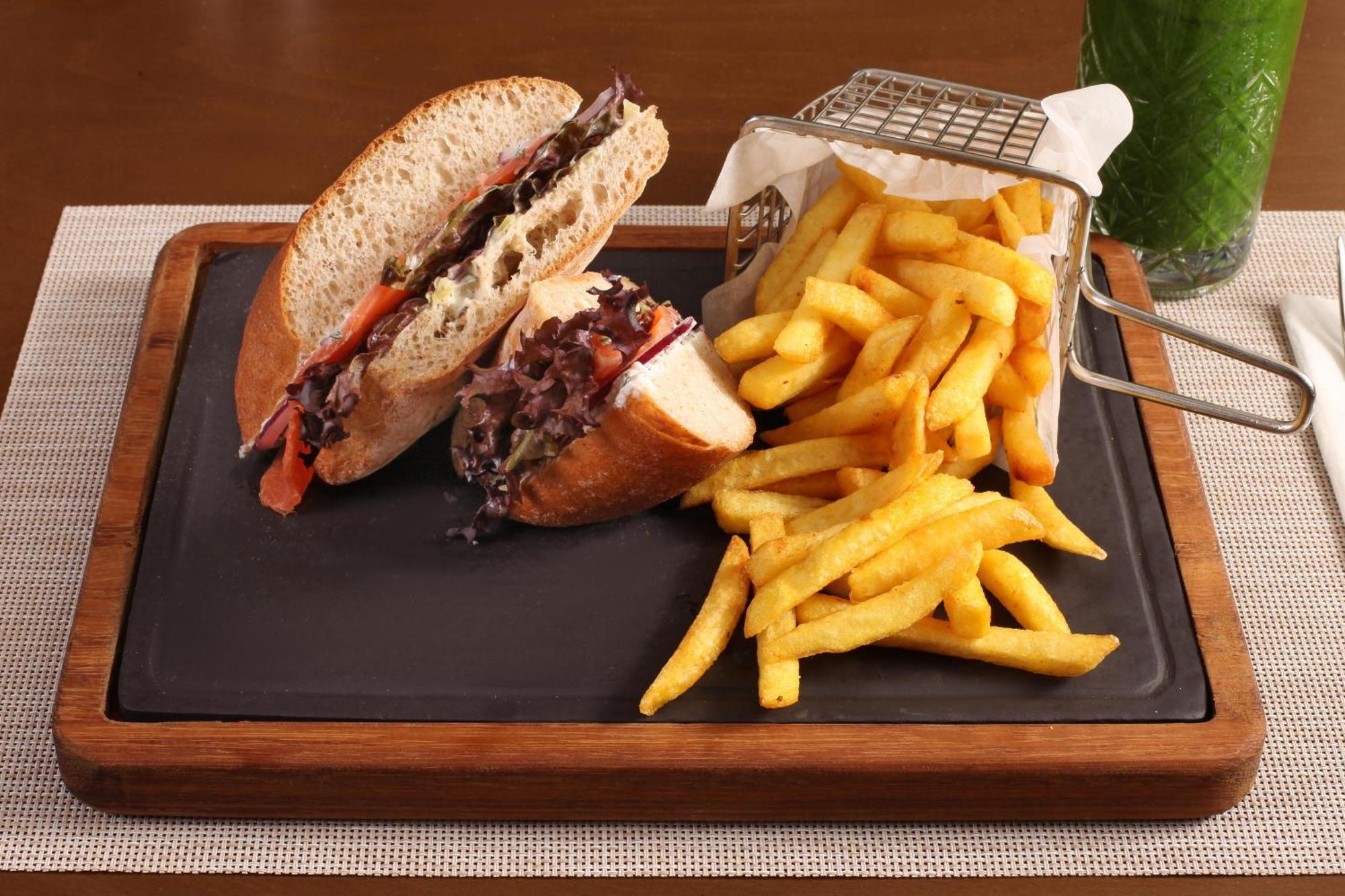 איסטמבול Bentley Hotel Bosphorus - Special Class מראה חיצוני תמונה A club sandwich with chips
