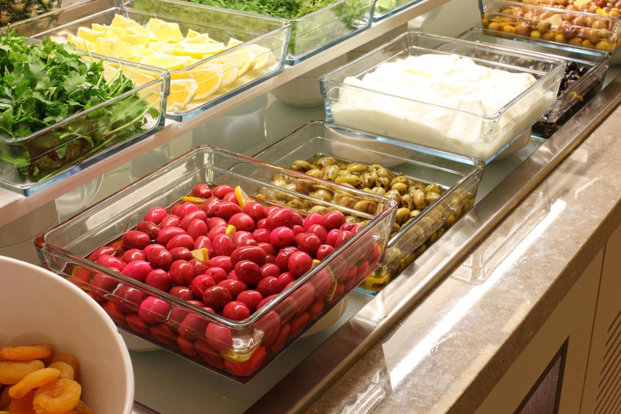 איסטמבול Bentley Hotel Bosphorus - Special Class מראה חיצוני תמונה Cherry tomatoes and olives