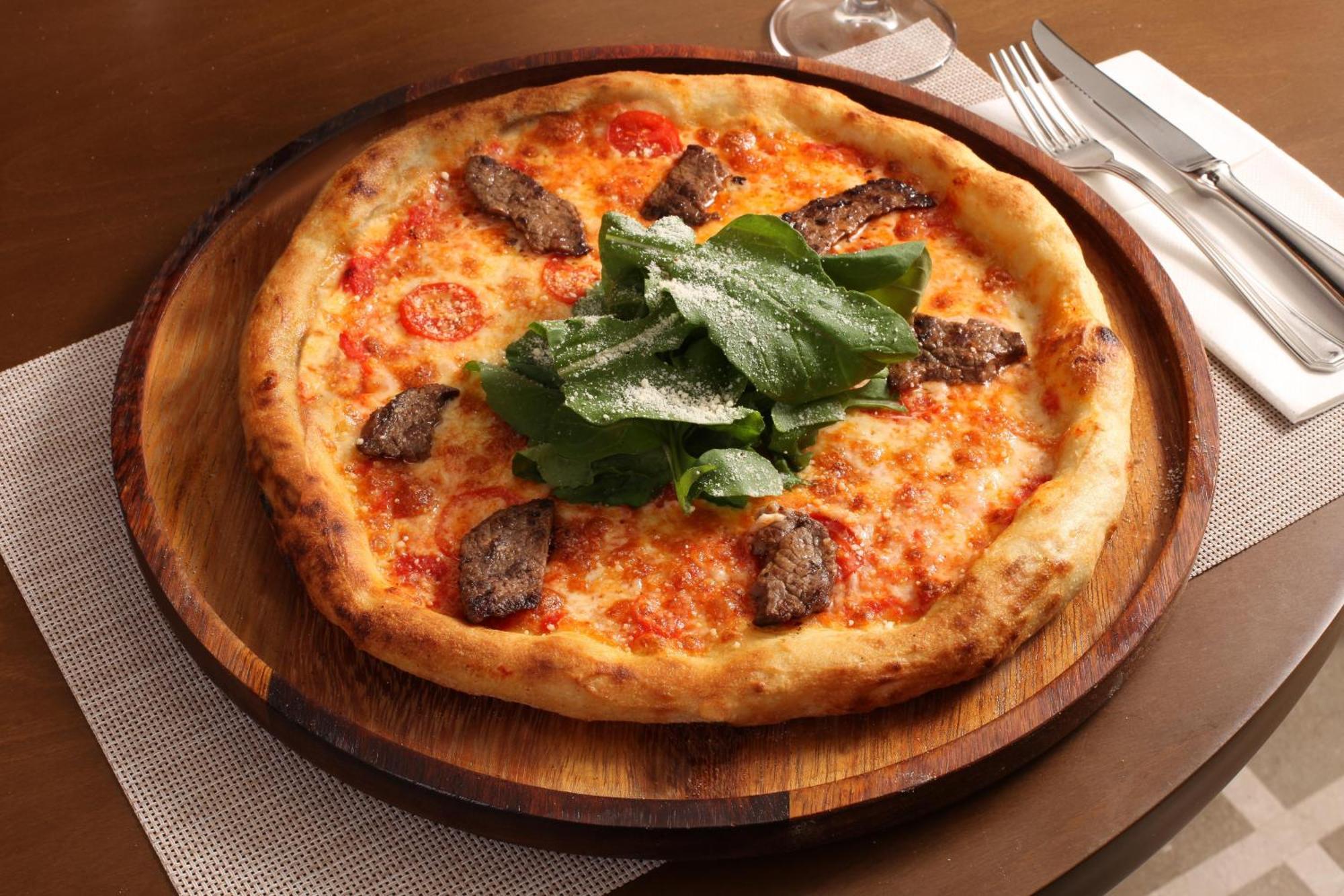 איסטמבול Bentley Hotel Bosphorus - Special Class מראה חיצוני תמונה A pizza with sausage and arugula