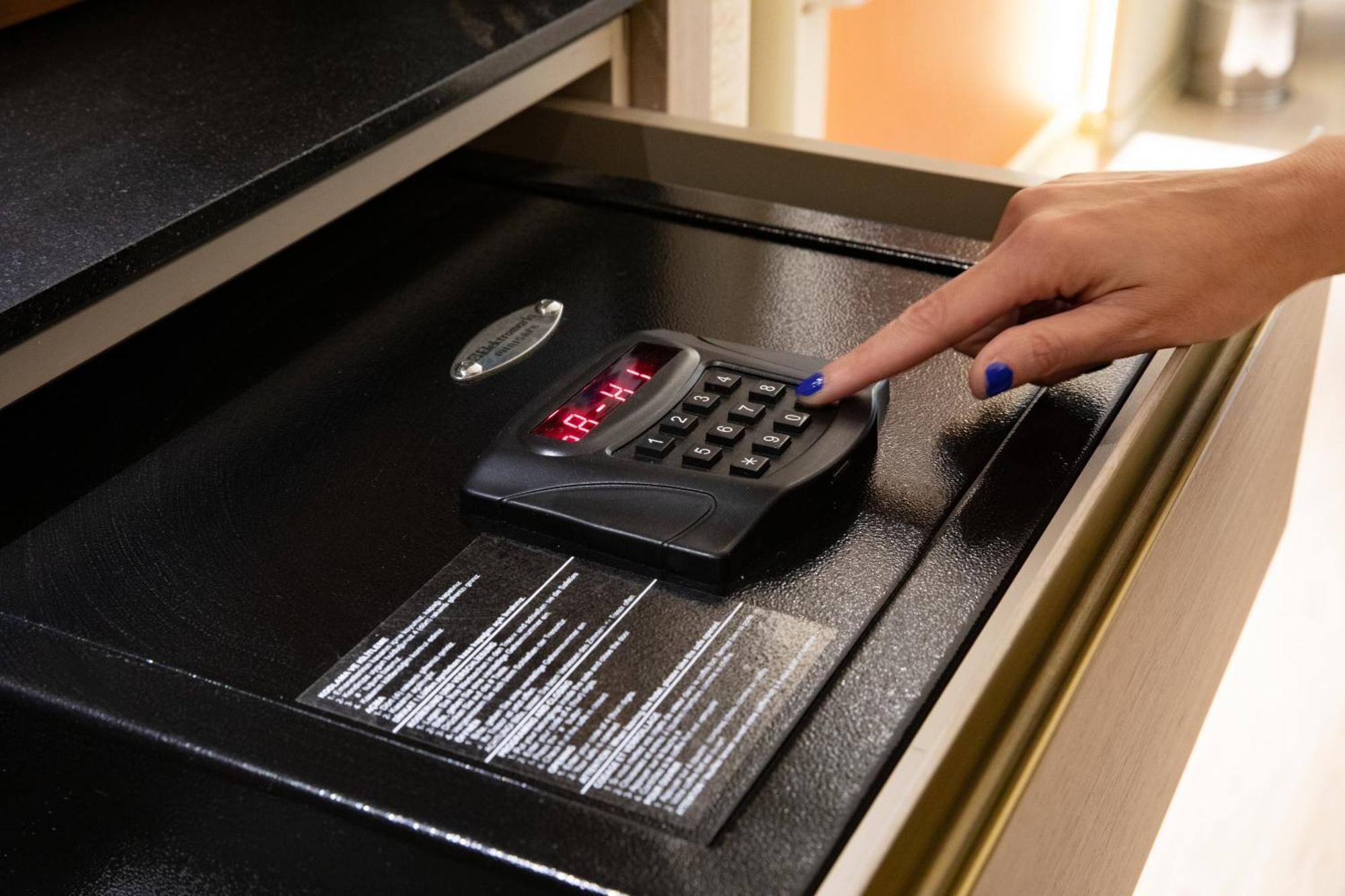 איסטמבול Bentley Hotel Bosphorus - Special Class מראה חיצוני תמונה A safe with a keypad